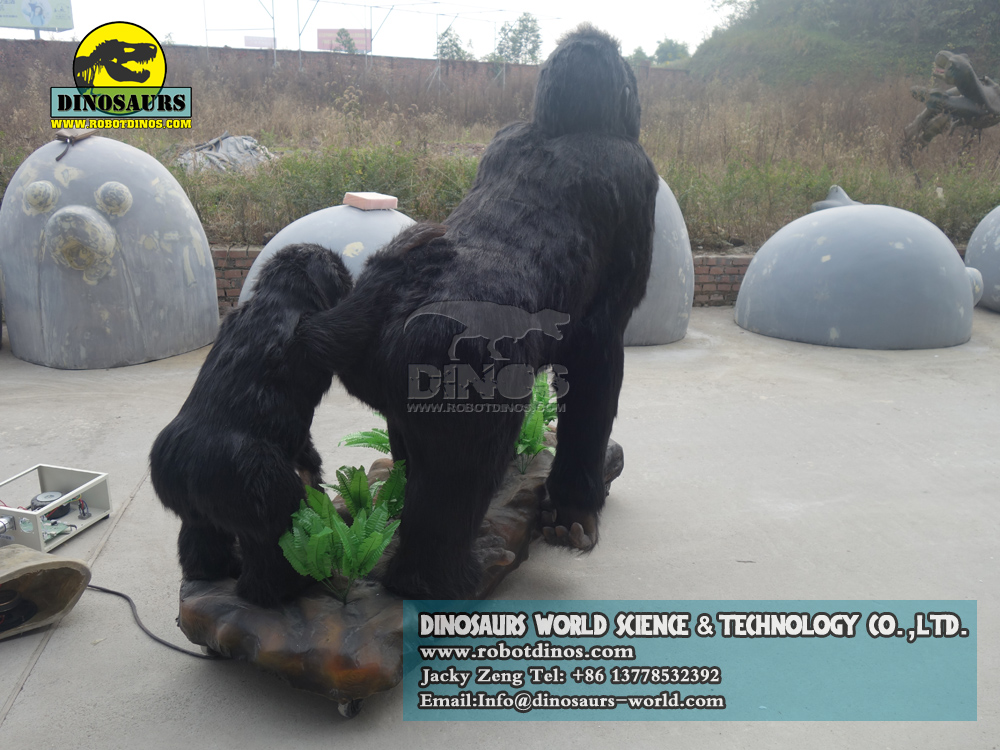 DWA3762 Robotic Gorilla with baby1